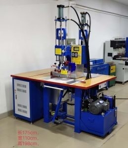 เครื่องบดเสื้อผ้า 5kw PVC ครึ่งอัตโนมัติ